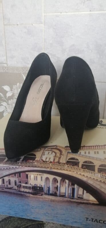 женские брендовые туфли недорого: Новые. красивые туфли, чёрные,и цветные, 35 размер. Прошу по — 1