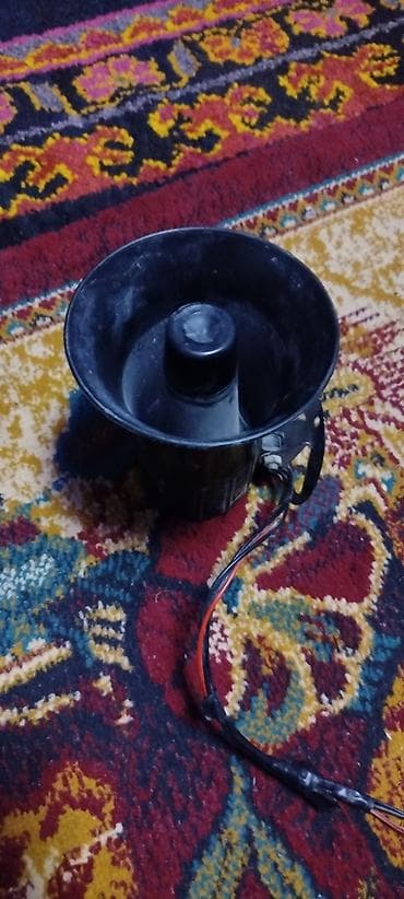 Автомобильная сирена/мегафон с выносным микрофоном. Комплект: -