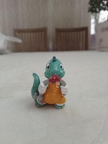 Фигурка динозаврика в комбинезоне. - Материал: пластик/ПВХ