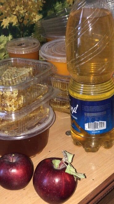 Натуральная продукция пчеловодства и свежие фрукты. В ассортименте: -