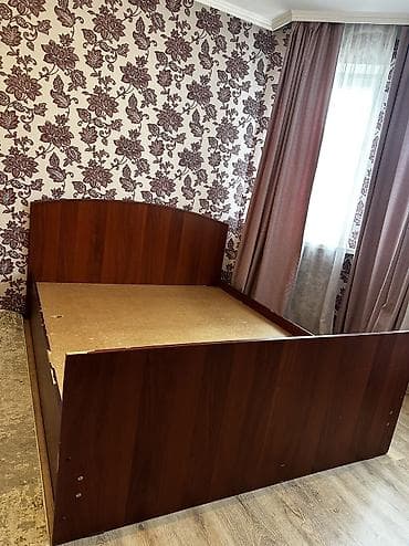 Мебель: Двуспальная кровать, Б/у, Каркас без матраса, длина - 200 см — 1