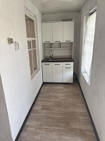 покраска квартир: Однокомнатное помещение с отдельной небольшой кухонной зоной. Район — 2