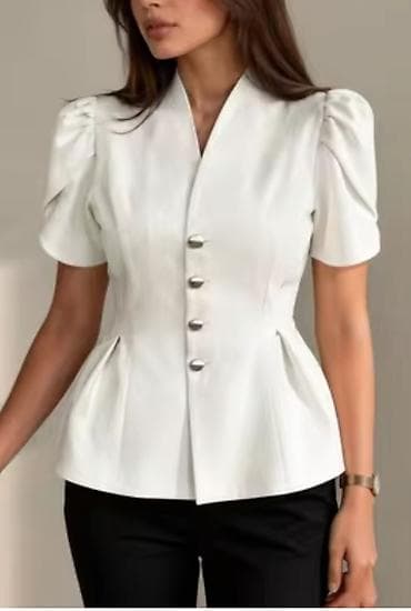 Белая женская блуза-жакет с короткими рукавами и акцентной линией at lalafo.kg Белая женская блуза-жакет с короткими рукавами и акцентной линией