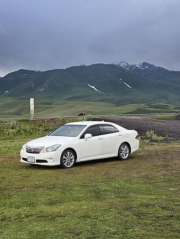 справа: Toyota Crown: 2010 г., Седан — 4