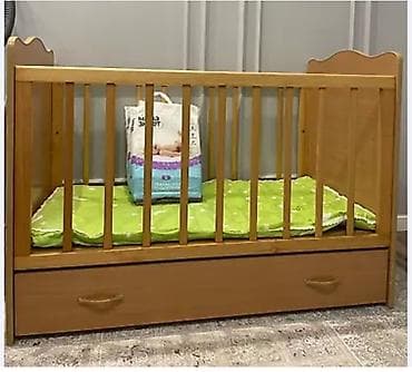 Офис эмереги: Детская деревянная кроватка с выдвижным ящиком для хранения. - — 1