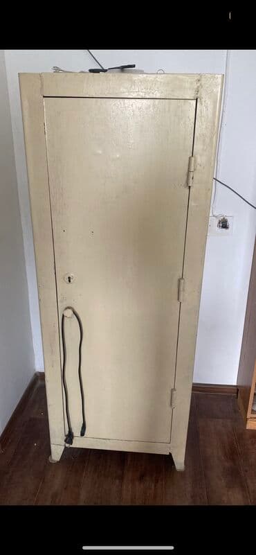небольшой сейф: Продаю сейф 100 кг. Сделано в ссср. И железный тяжелый шкаф тоже — 1