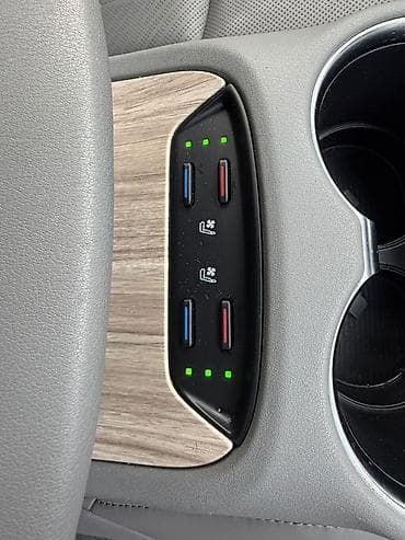 авто прикуриватель: Toyota Venza: 2021 г., 2.5 л, Вариатор, Гибрид, Кроссовер — 9
