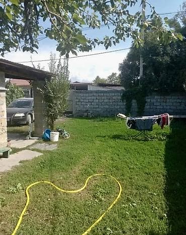 купить танхаус: Срочно! 13 соток с.Кунтуу Продается участок с домом центр, вторая — 2