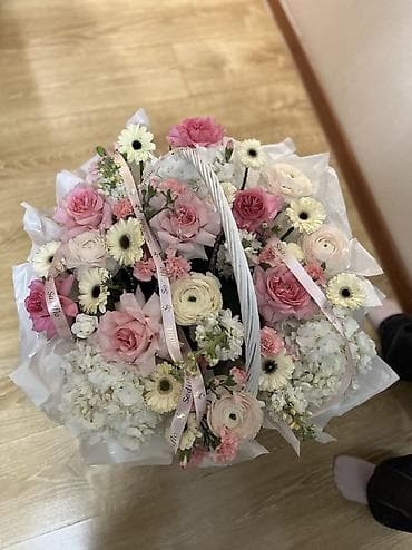 Корзина с цветами в нежной пастельной гамме. Состав: - крупные и — 1