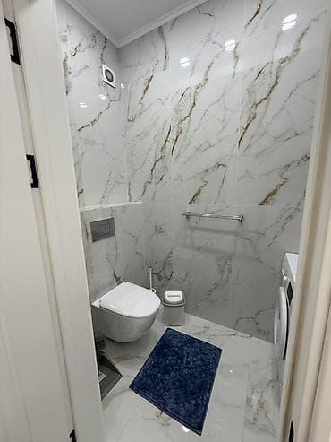 функциональный кровать: Современный санузел с отделкой под мрамор. - Подвесной унитаз с — 1