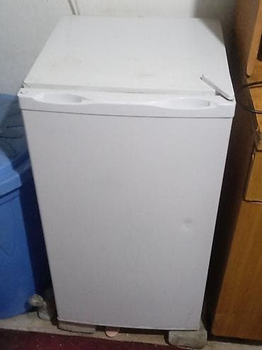 Однокамерный компактный холодильник с верхней морозильной камерой