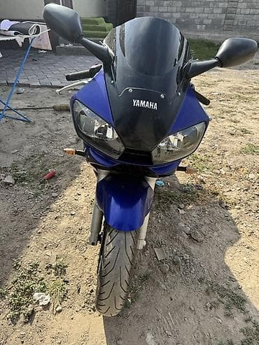 мт 09: Yamaha YZF-R6 — спортивный мотоцикл в фирменной сине‑белой расцветке — 1