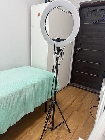Кольцевая LED‑лампа на штативе. - Диаметр кольца: около 45–50 см