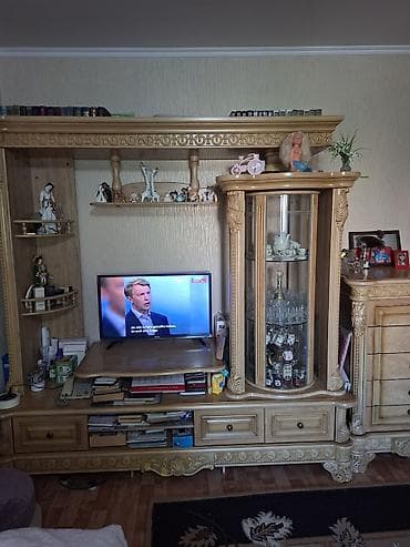 coffee table: Классическая гостиная стенка с витриной и ТВ-зоной - Материал — 1