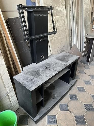 ТВ‑тумба с кронштейном для крепления телевизора на стойке. -