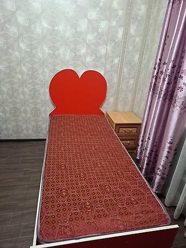 sofa bed: Односпальная кровать с оригинальным изголовьем в форме сердца. - — 1