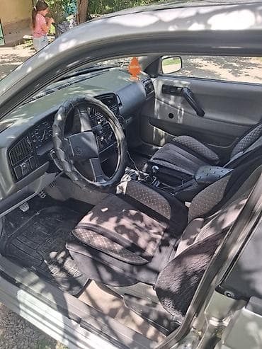 авто фортранзит: Volkswagen Passat B3, седан, серебристый цвет кузова. 1989 год 1.8 — 4