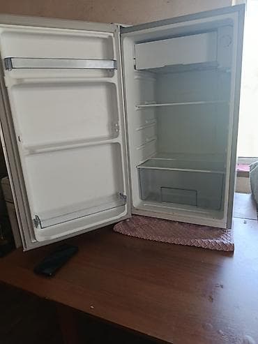 Компактный однодверный холодильник настольного формата (серебристый)