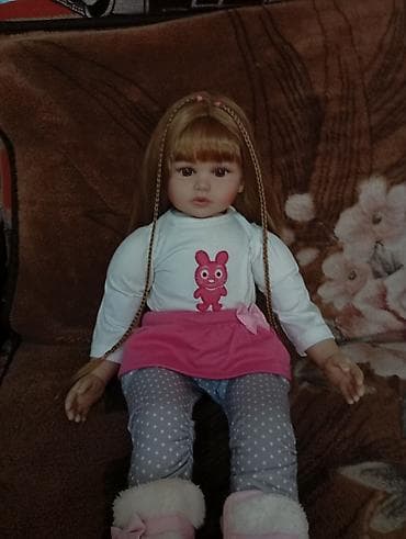11 лет: Кукла-реборн, выполненная с вниманием к деталям. У куклы длинные — 3