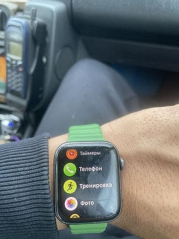 Смарт-часы: Apple Watch с прямоугольным сенсорным экраном и зелёным ремешком — 2