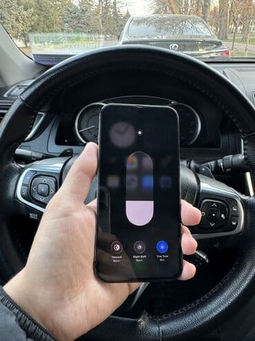 сумка чёрная: IPhone 13 Pro, Б/у, 128 ГБ, Black Titanium, Защитное стекло, 78 % — 3