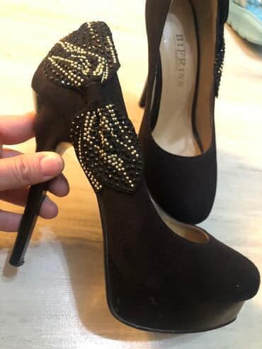 Продаю туфли, в отличном состоянии, надевала всего пару раз! Размер 37