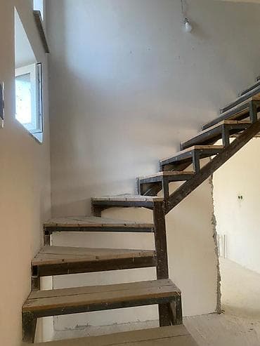 продаю дом карла маркса: Продаётся двухэтажный дом с мансардной крышей. Пошаговой доступности — 4