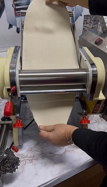 пекарный духовка: Электрическая лапшерезка/тестораскатка 22 см - Рабочая ширина валов — 3