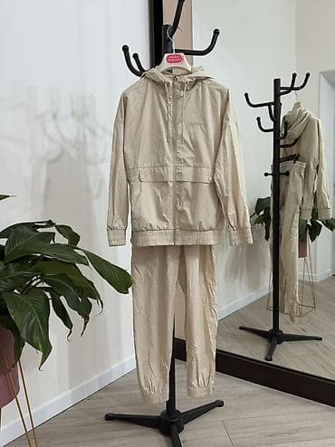 Спортивные костюмы: Легкий спортивный костюм из нейлона в бежевом цвете. Размер М (38) — 1