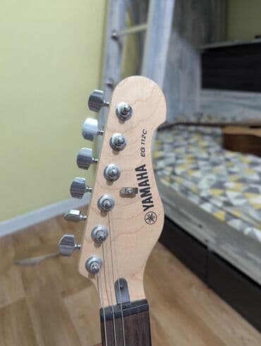 полуакустическая электрогитара: Электрогитара Yamaha EG 112C в черном цвете с белой накладкой — 3