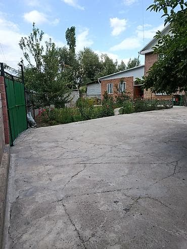 kg house: Продаётся кирпичный дом с ухоженным зелёным участком. отдельно большая — 4
