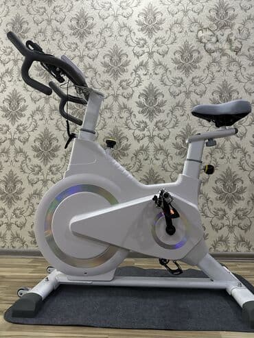 Спин-байк/велотренажёр для дома - Компактная рама с ремённым