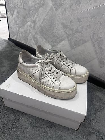 Белые кожаные кеды на высокой подошве. Характеристики: - Материал