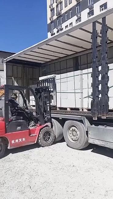 Погрузочно-разгрузочные работы вилочным погрузчиком. - Техника