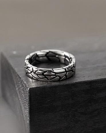 Серебряные кольца: Серебристое кольцо с рельефным «каменным» узором по всей окружности — 1