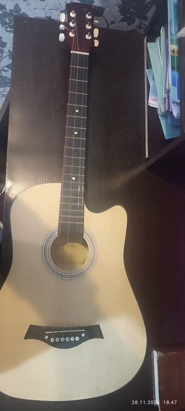 Акустическая гитара 6‑струнная с вырезом (cutaway). -в комплекте чехол — 2