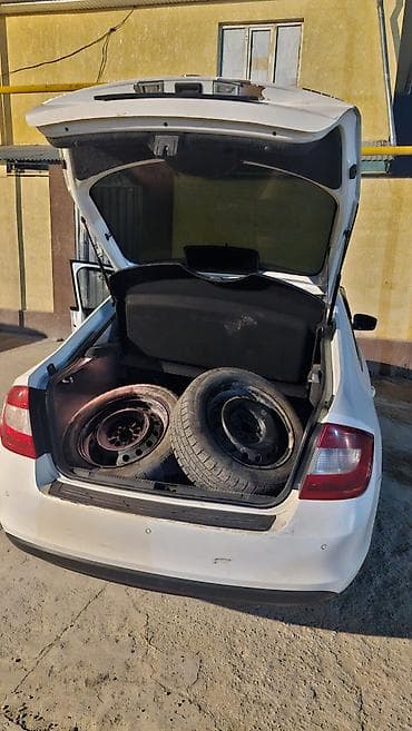 мопед зид: Skoda Rapid: 2015 г., 1.6 л, Ручные, Бензин, Лифтбек — 4