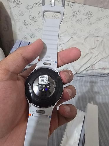 Смарт-часы: Samsung Galaxy Watch 7 44 mm LTE серебристом корпусе и с серым — 3