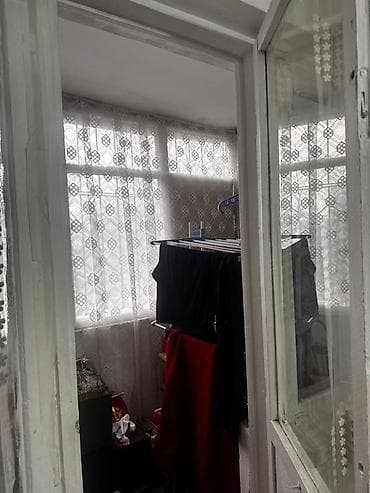 деревянная перегородка в комнате: Сдаётся. Депозит 15000 сом застеклённая лоджия/балкон с распашными — 4