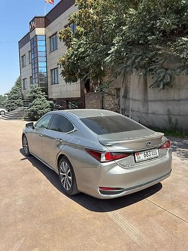 kia k2: Lexus ES: 2019 г., Гибрид, Седан — 4