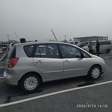 чемодан в багажник авто: Toyota Corolla Verso: 2002 г., Минивэн — 5