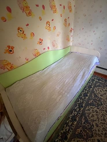 Детская односпальная кровать-диван с высоким защитным бортом. -