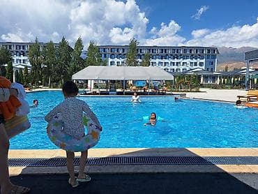 клёш джинсы: Семейный курортный комплекс у воды с открытым подогреваемым бассейном — 1