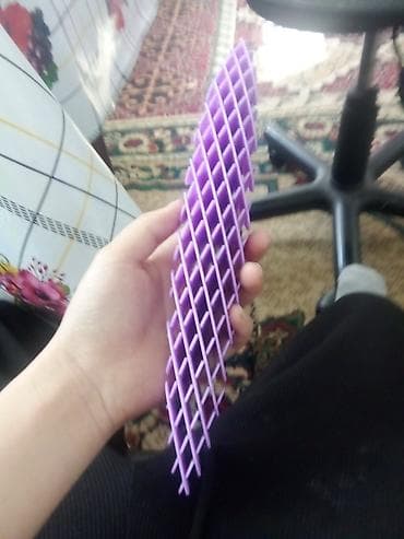 Фиолетовая пластиковая насадка-рассекатель/вставка сотовой структуры