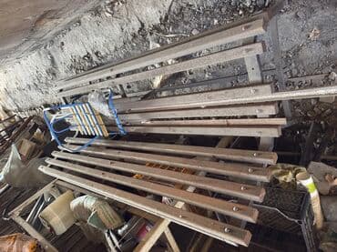 Комплект металлических балок/направляющих для строительных работ. -