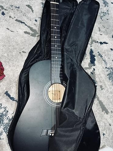 гитары: Акустическая гитара 6-струнная, черная, форм-фактор дредноут с вырезом — 4