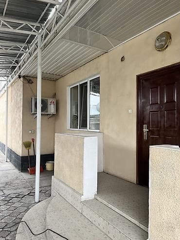 Дом с просторным крытым двором, хозяйственными постройками и