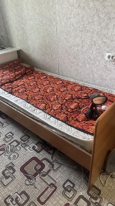 двух спальные кровати: Односпальная кровать с деревянным каркасом и изогнутым изголовьем — 1