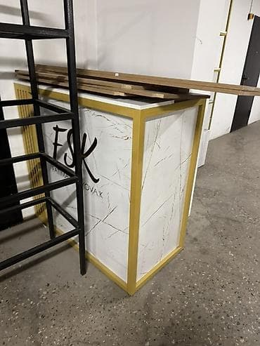 Витрины: Торговое оборудование для магазина одежды Комплект включает: - — 2