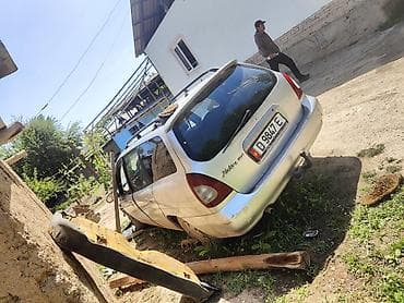 Унаа тетиктери: Mazda Familia/323 Wagon (правый руль), серебристый универсал, номер — 2